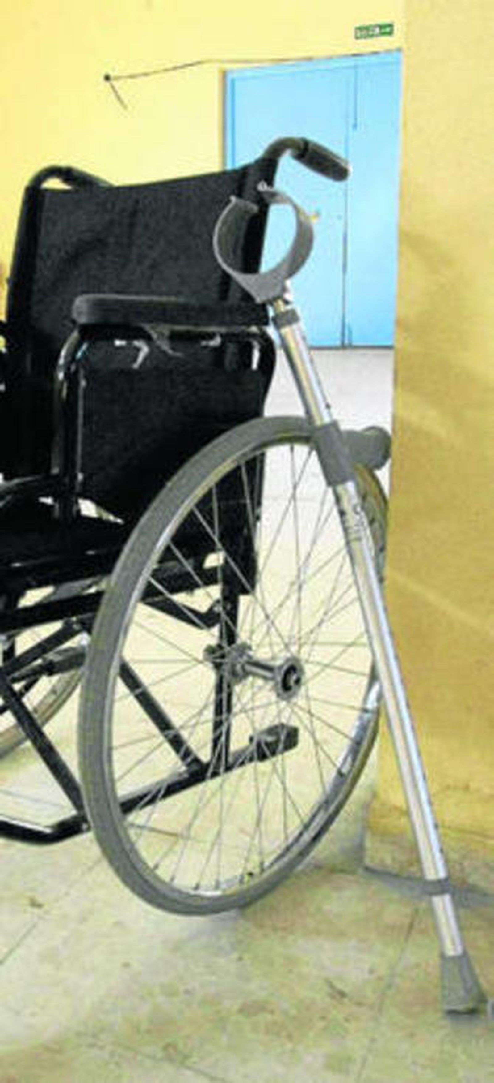 Una silla de ruedas y una muleta, en una imagen de archivo.