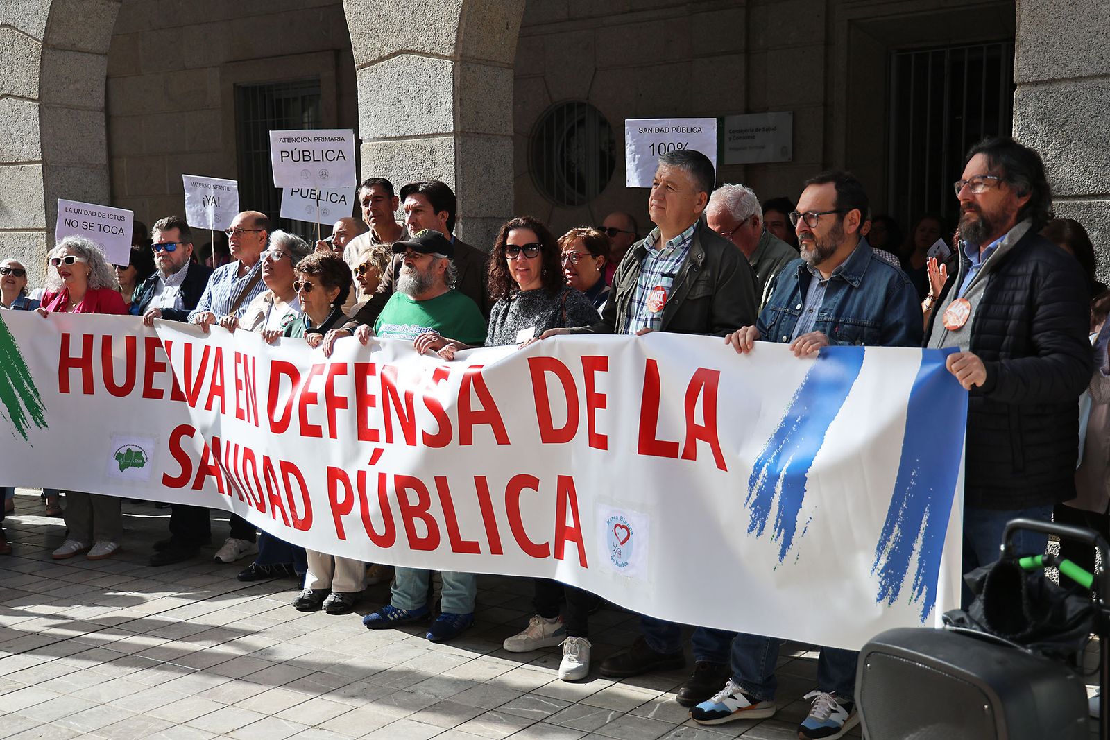 Imágenes de la concentración de la Marea Blanca de Huelva por la sanidad pública