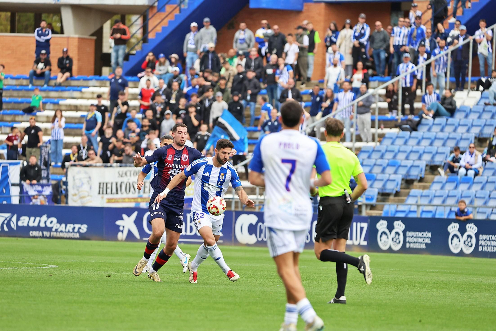 Raúl Navas controla el balón durante el partido con el Yeclano.