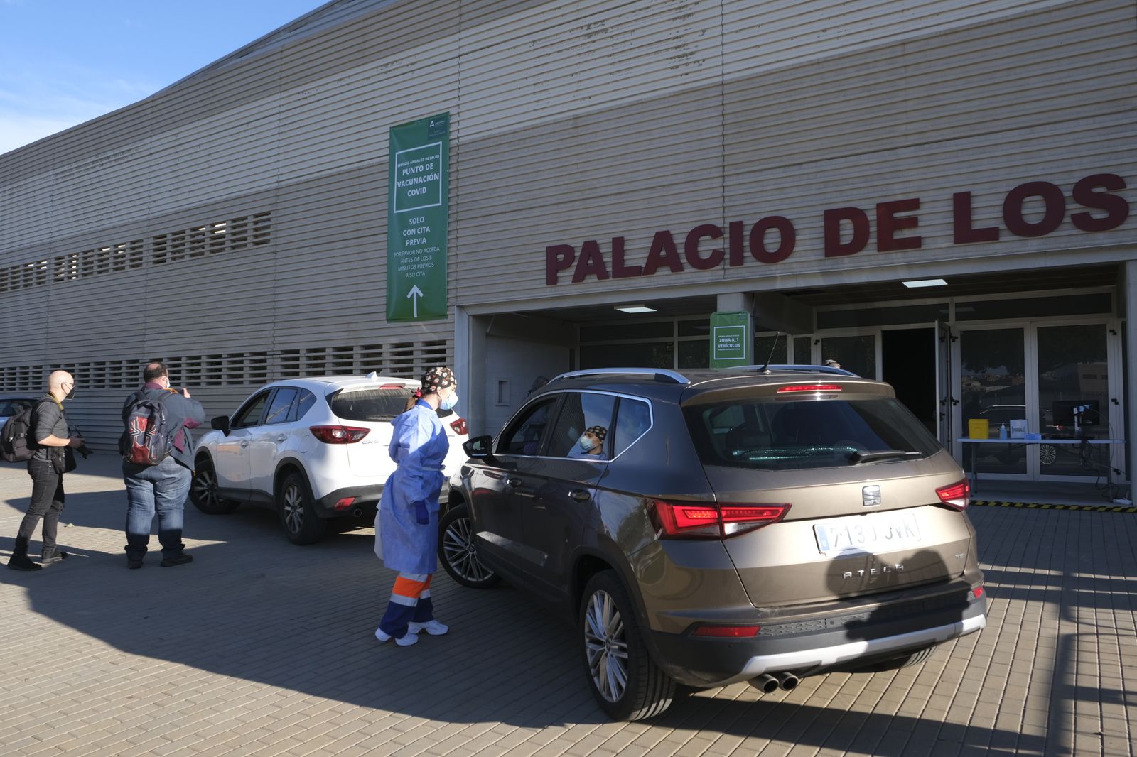 Fotogalería vacunación COVID-19 en el Palacio de los Juegos Mediterráneos. Almería