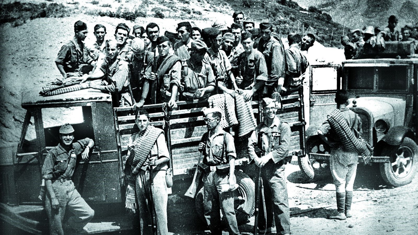 Un camión lleno de soldados durante la Guerra Civil española.