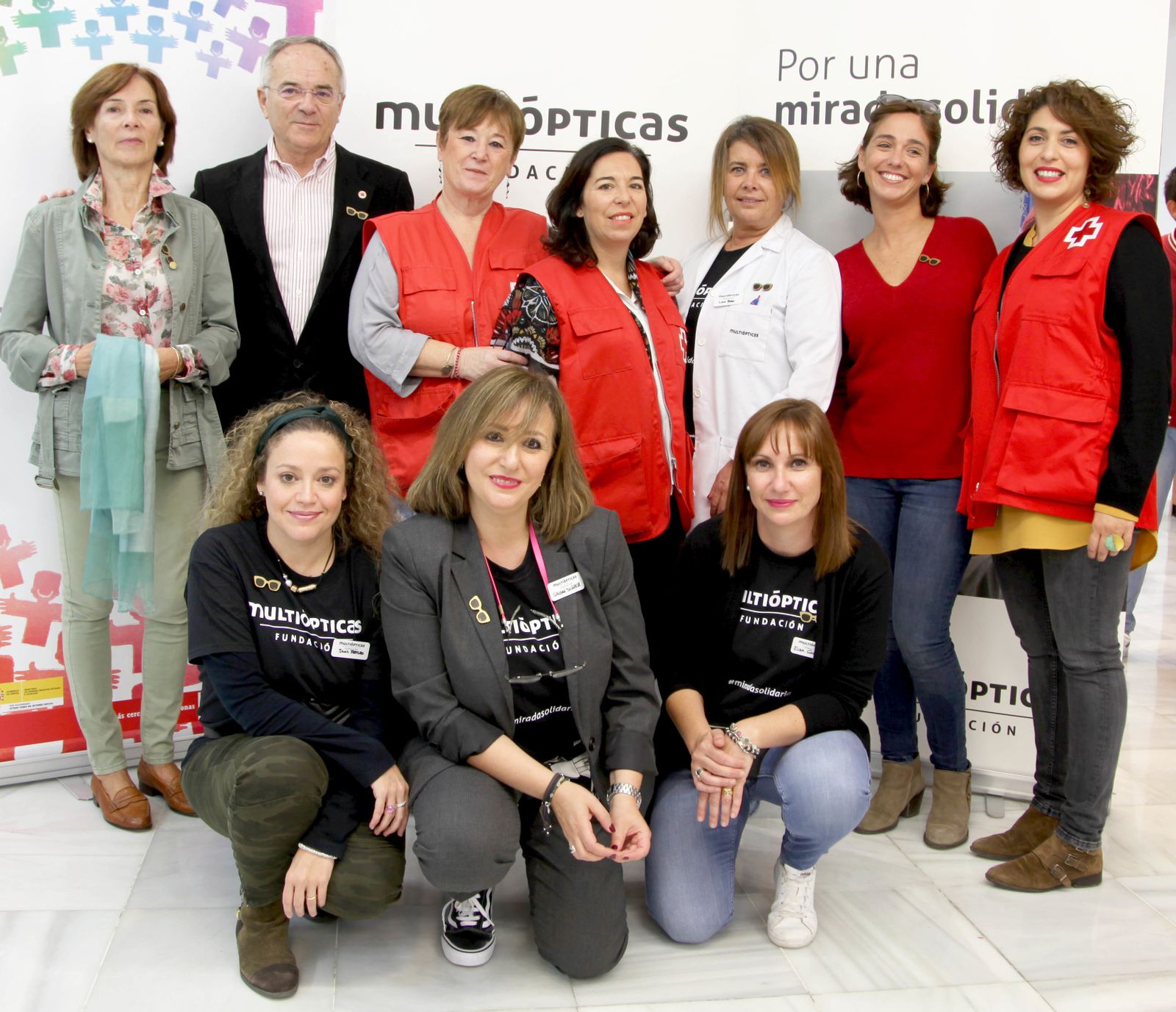 Voluntarios de Cruz Roja y la fundación Multiópticas.