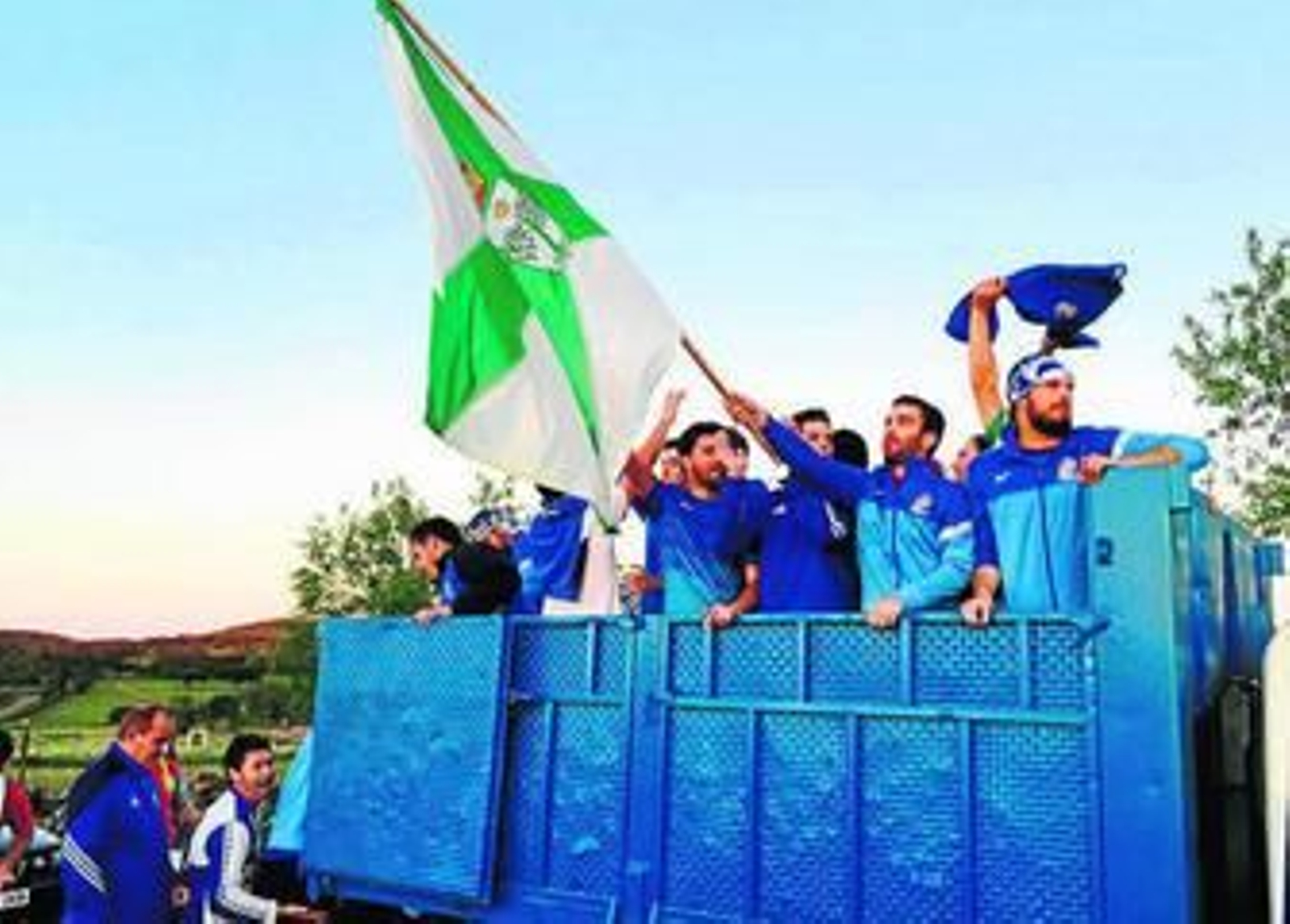 Arriba, alegría de los jugadores del Aracena tras el ascenso; en el centro, fiesta del Aracena (izq.) y del Encinasola (derecha); y abajo, celebración del conjunto marocho tras su éxito.