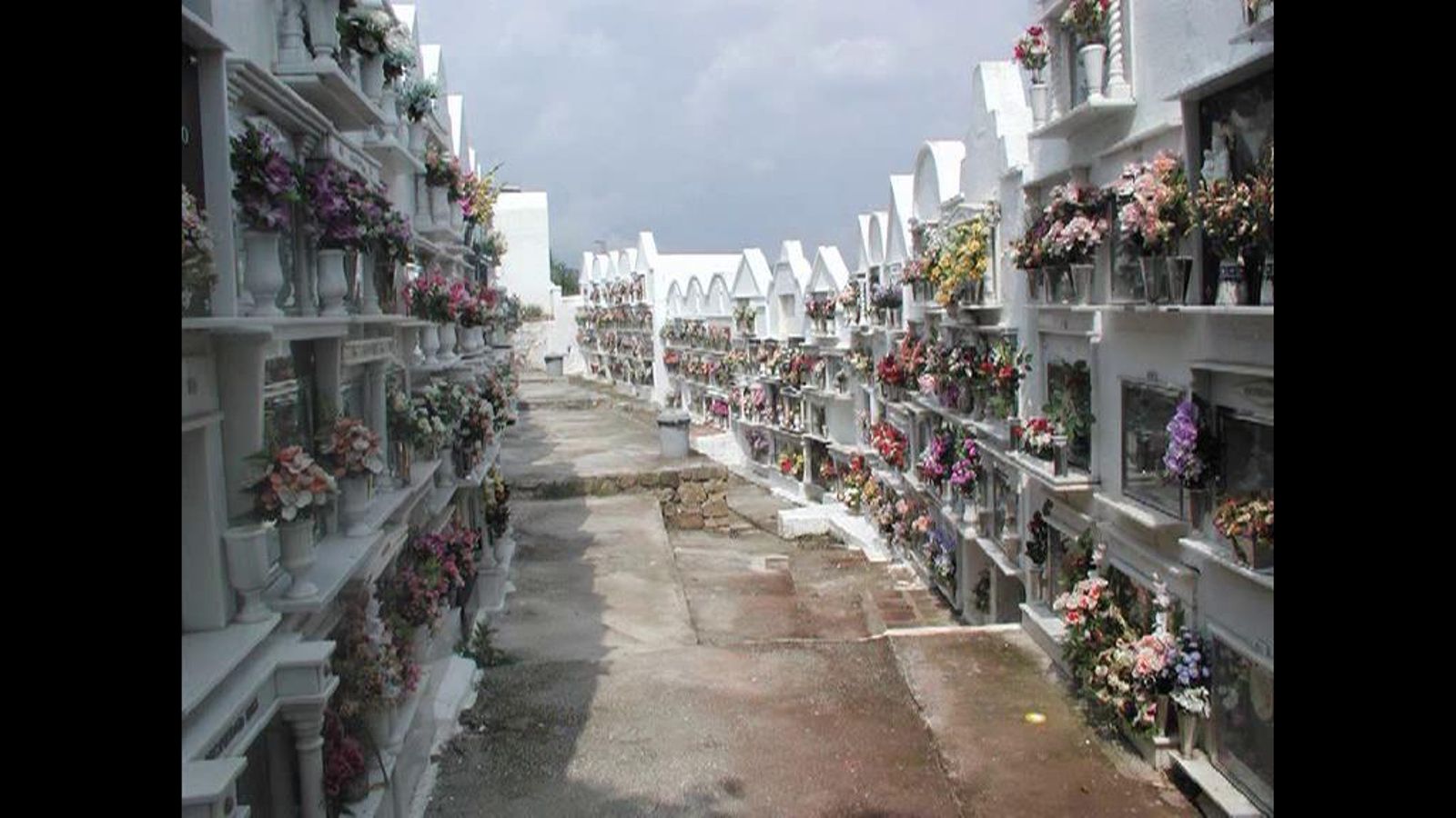 Al ver el cementerio de San Sebastián desde las Pedrizas siempre levantamos el pie del acelerador.