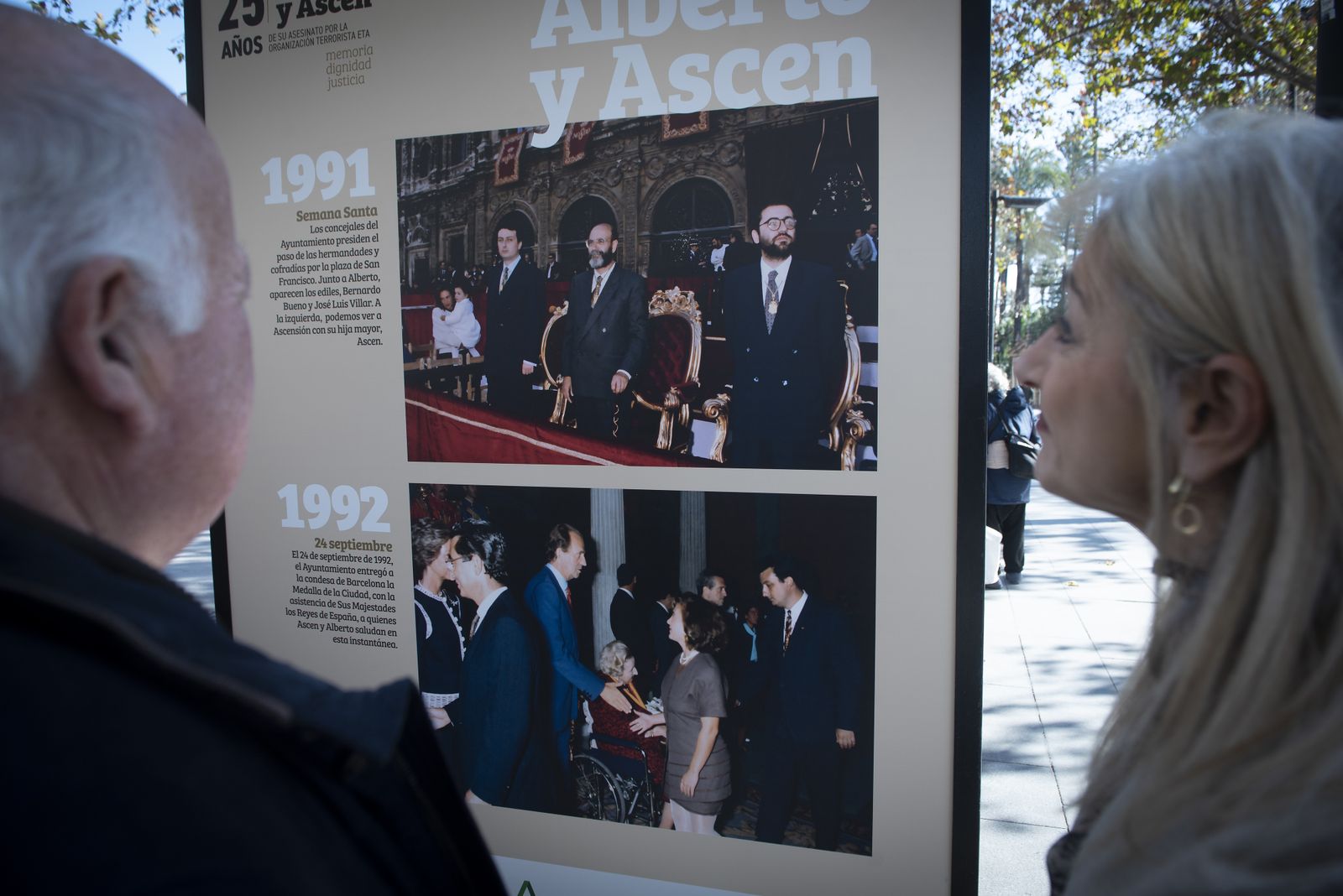 Imágenes de la exposición de mupis en la Puerta de Jerez sobre Alberto y Ascensión