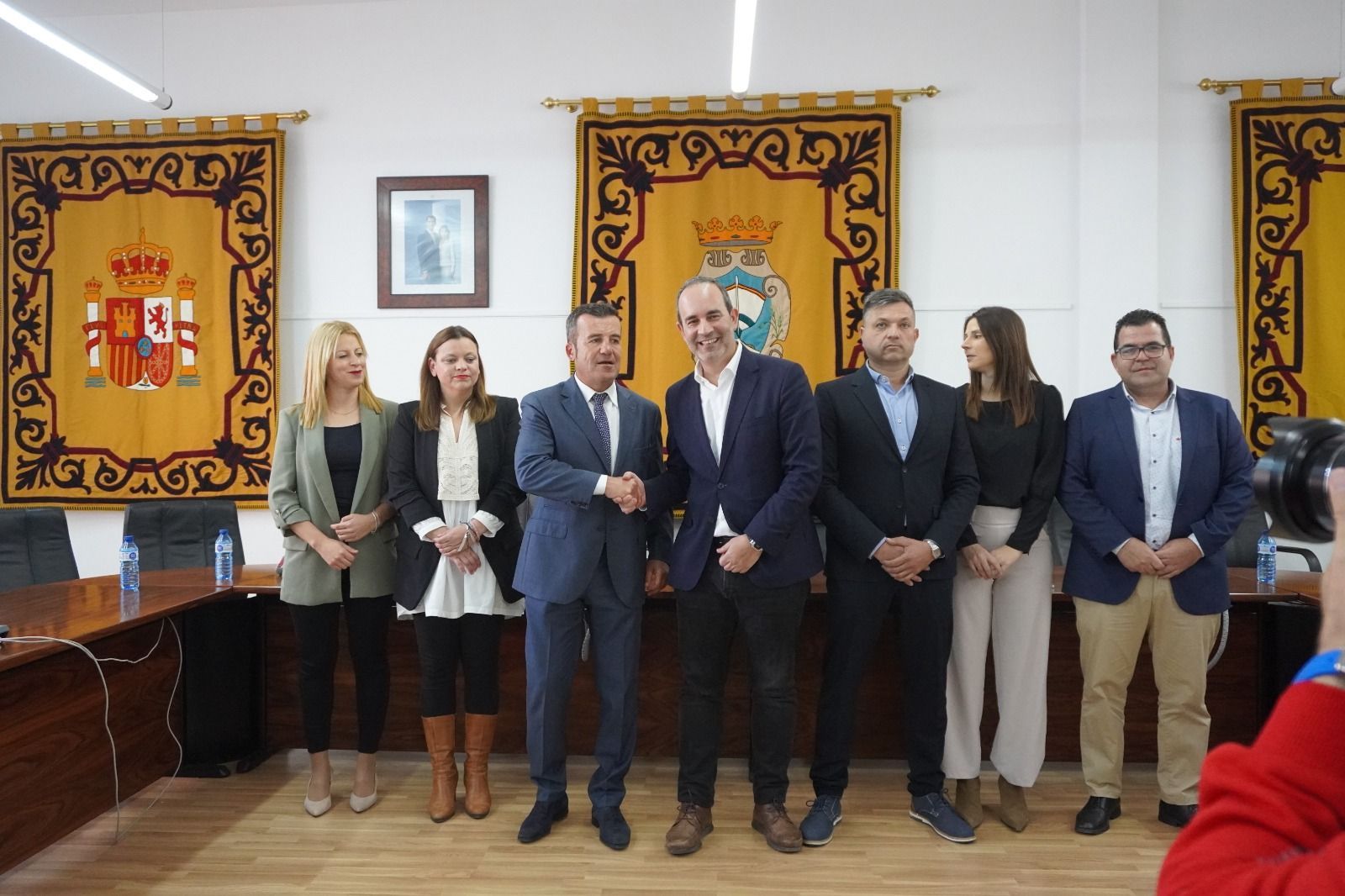 Salvador Hernández estrecha la mano con José Luis Amérigo tras prosperar la moción de censura.