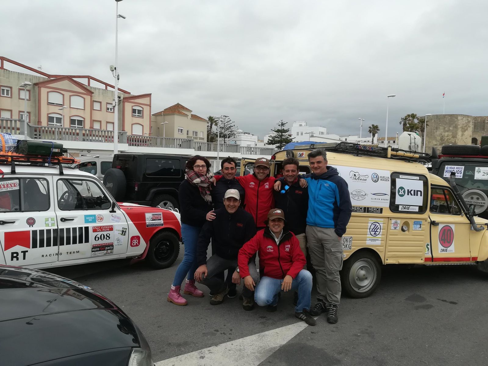 Los siete onubenses que participan desde hoy en el Rally Solidario del Atlas, antes de pasar el Estrecho con sus vehículos este viernes pasado.