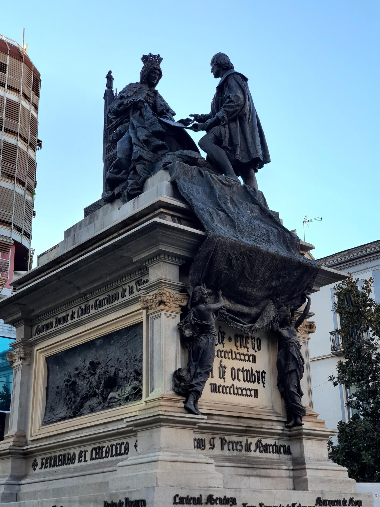 La estatua de Colón con Isabel la Católica.