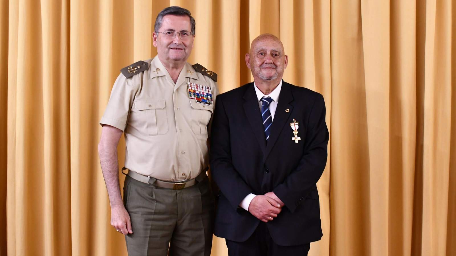 Amador Enseñat impone la Cruz al Mérito Militar a Manuel Miguel Molinero