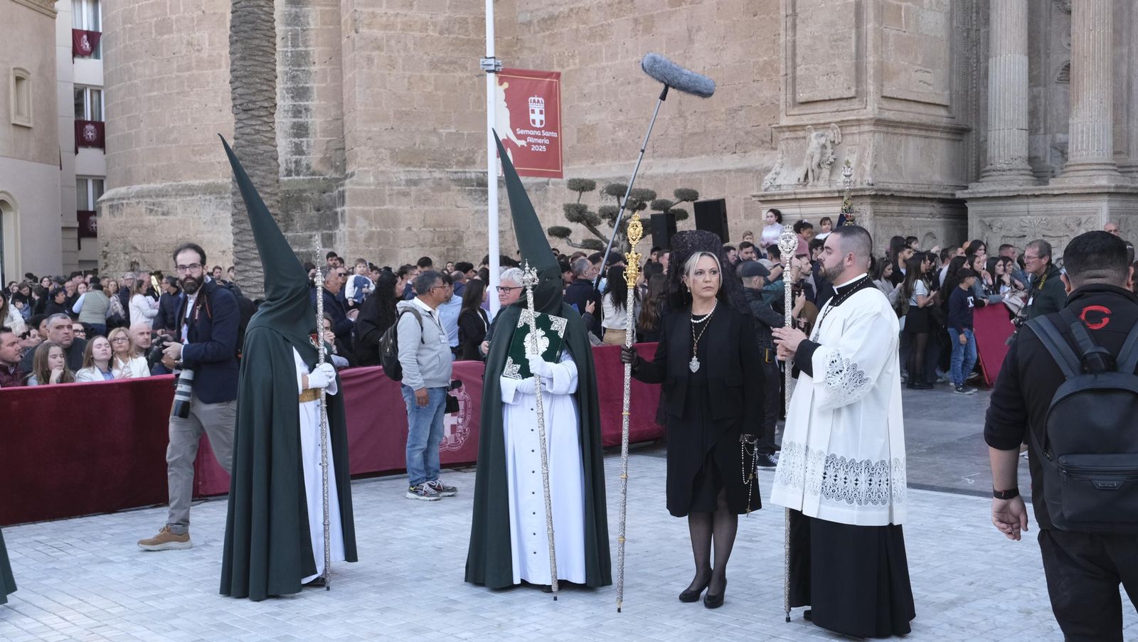 Estudiantes en la Semana Santa de Almería 2025