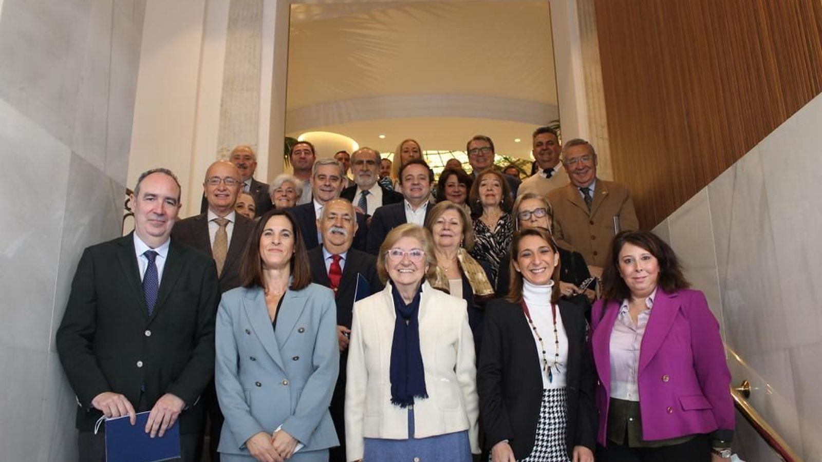 Maruja Vilches con los colaboradores y miembros de la asociación.