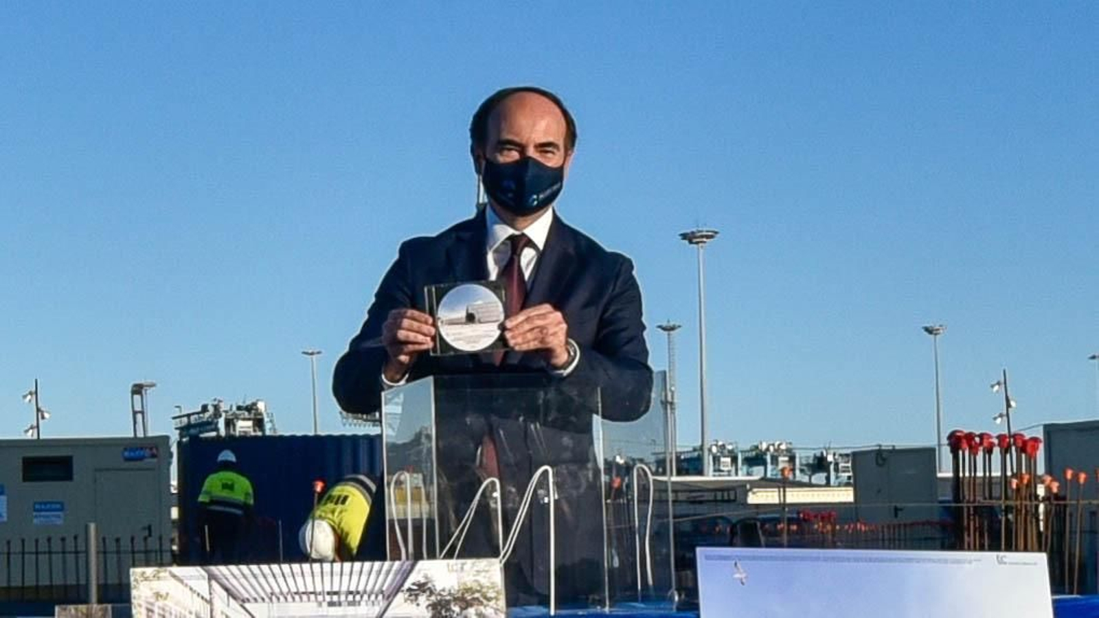 Las fotos del la visita de Juanma Moreno a las obras del Lago maritimo