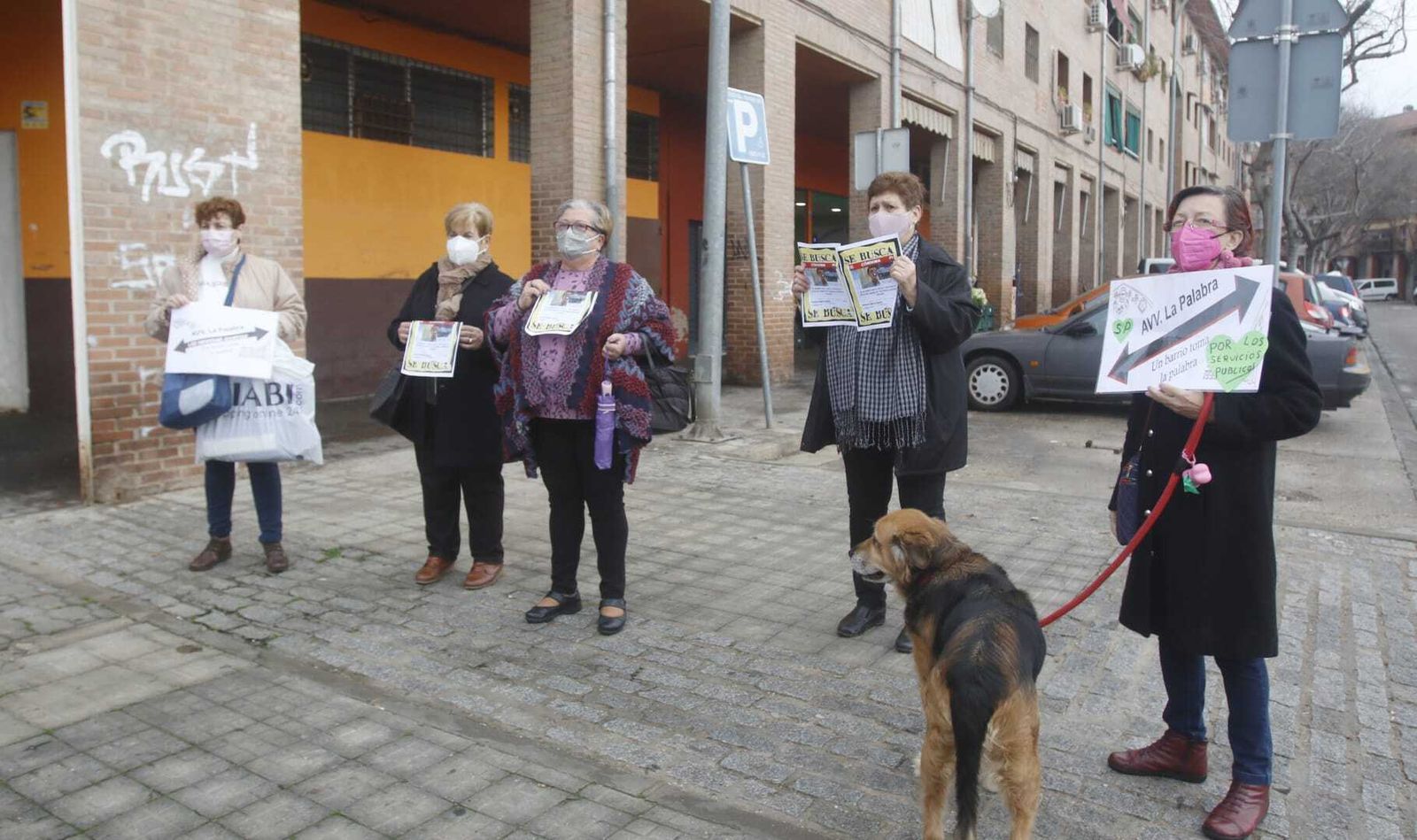 Representantes de la asociación de vecinos La Palabra, en el barrio de Las Moreras.