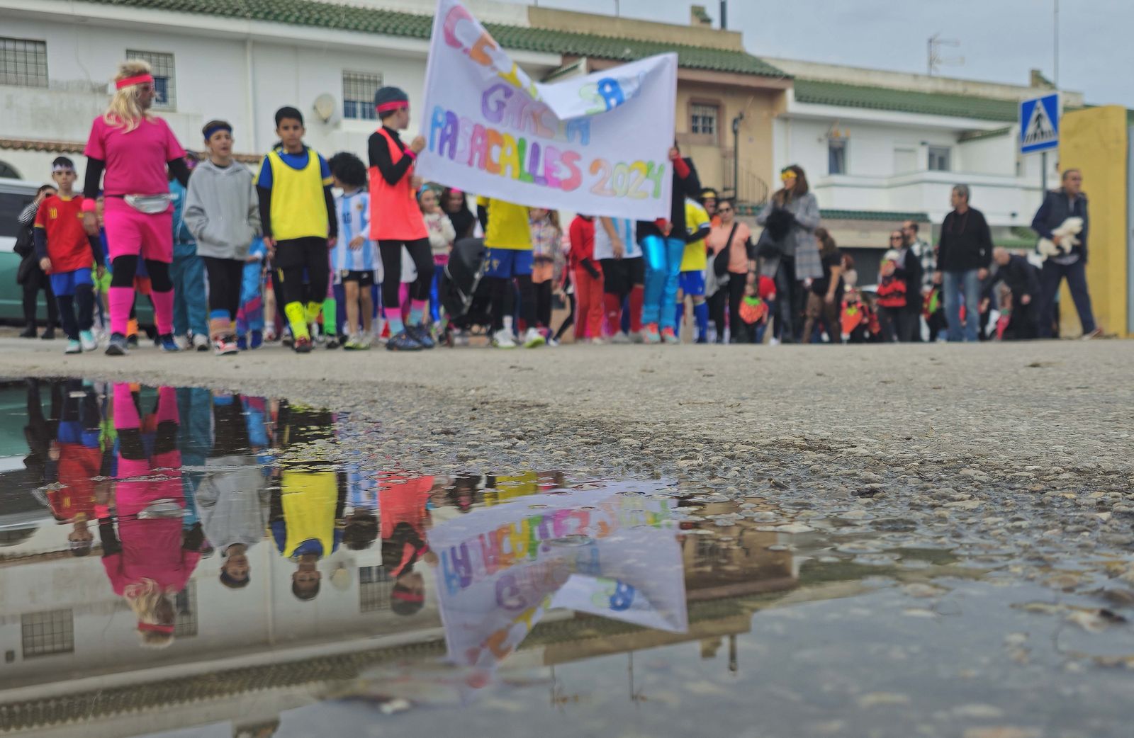 El pasacalles de carnaval del CEIP San García de Algeciras, en imágenes