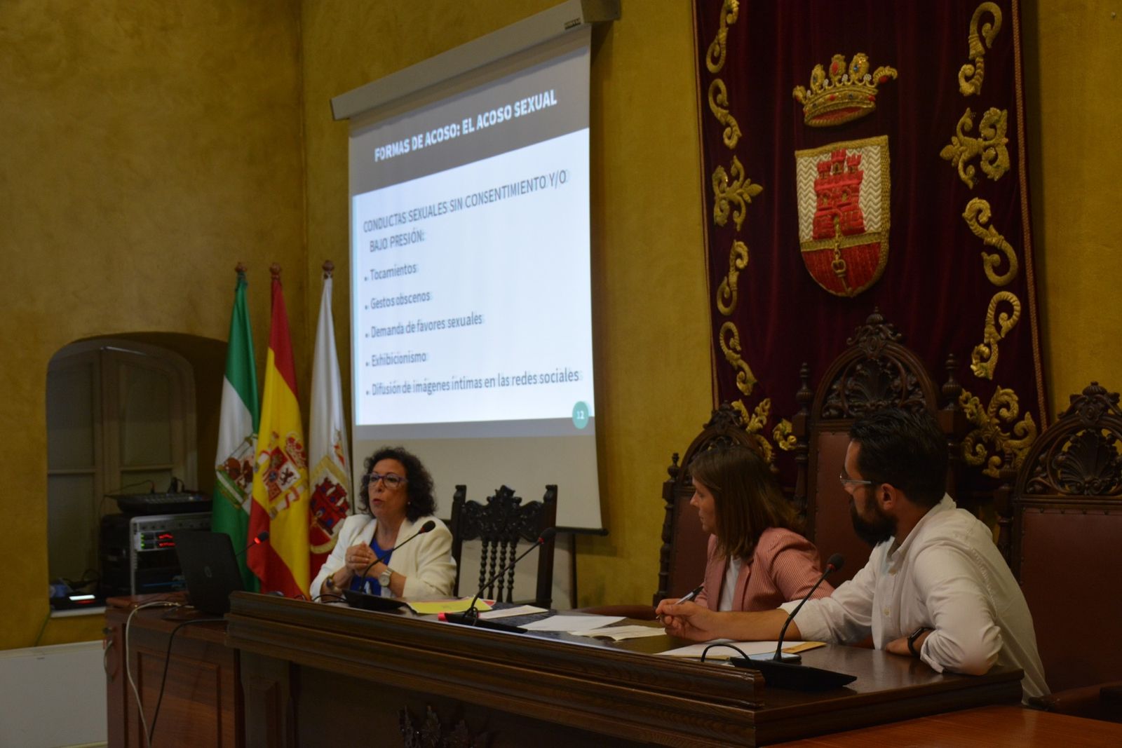 Una de las ponentes interviene en el Palacio de los Gobernadores de San Roque.