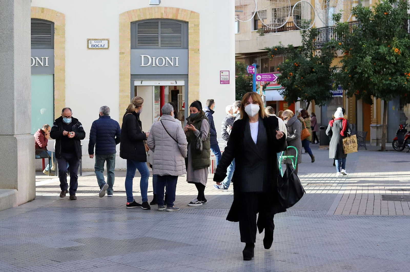 Ambiente en un punto del centro de la capital onubense durante el día de ayer.