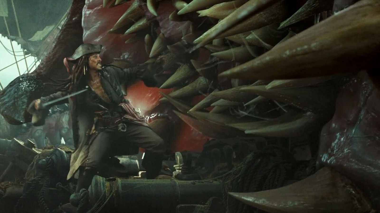 Johnny Depp, en una escena de 'Piratas del Caribe', luchando contra el gigantesco y monstruoso pulpo conocido como en la tradición fantástica como Kraken.