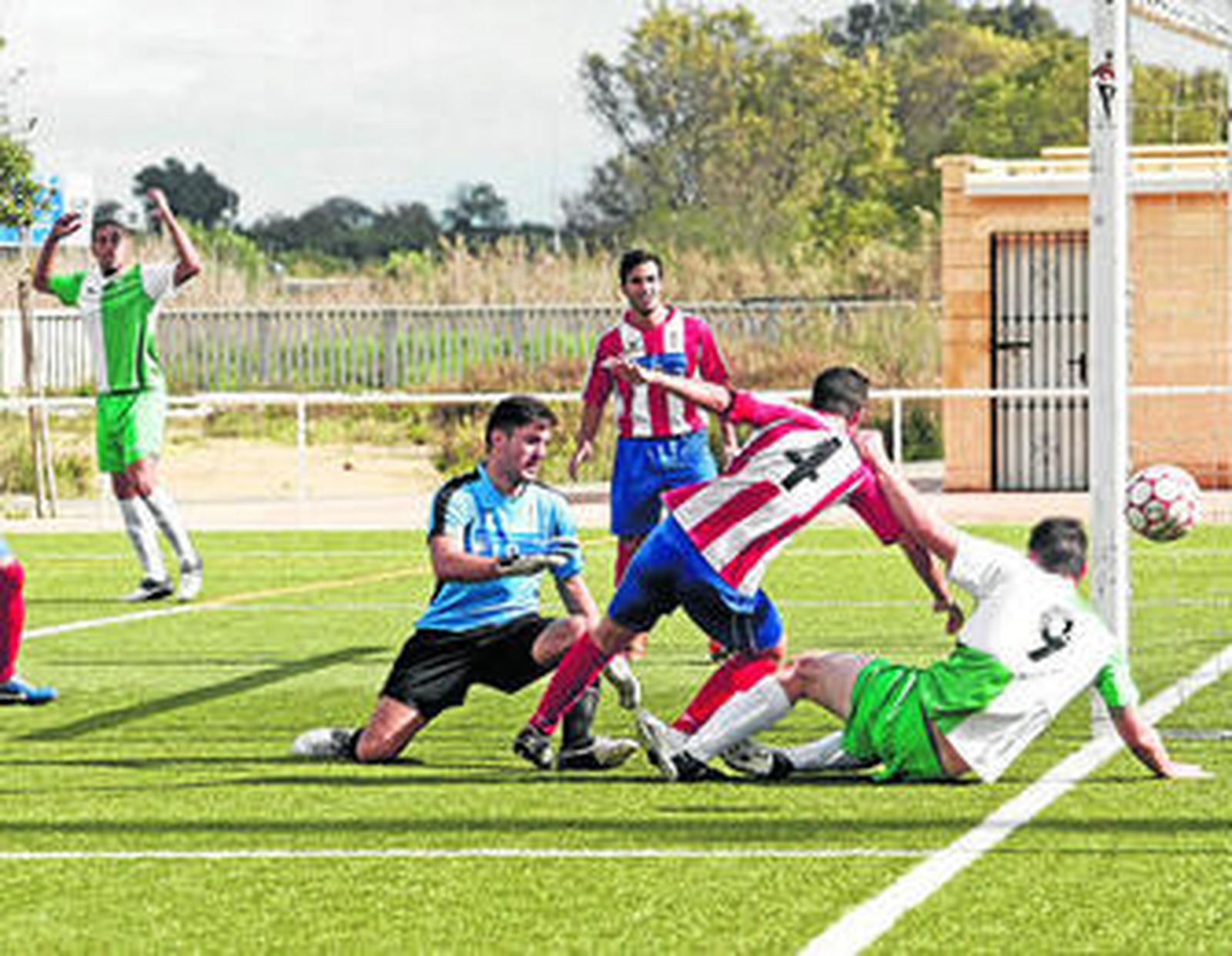 Carretero desbarata una ocasión del Federico Mayo en el partido disputado en La Menacha.