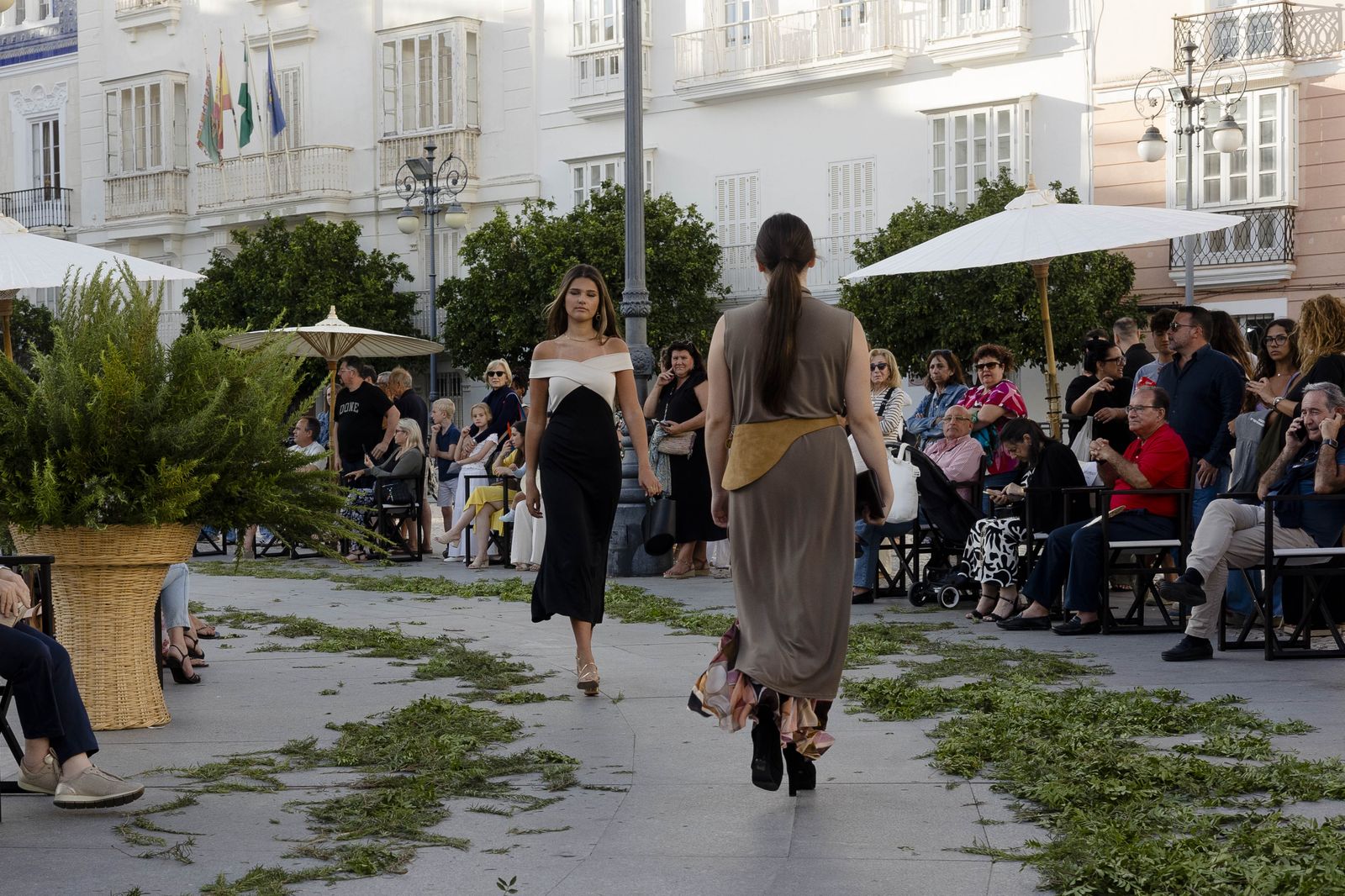 Imágenes del desfile "Cádiz de moda, Cádiz emprende" en la plaza de San Antonio.