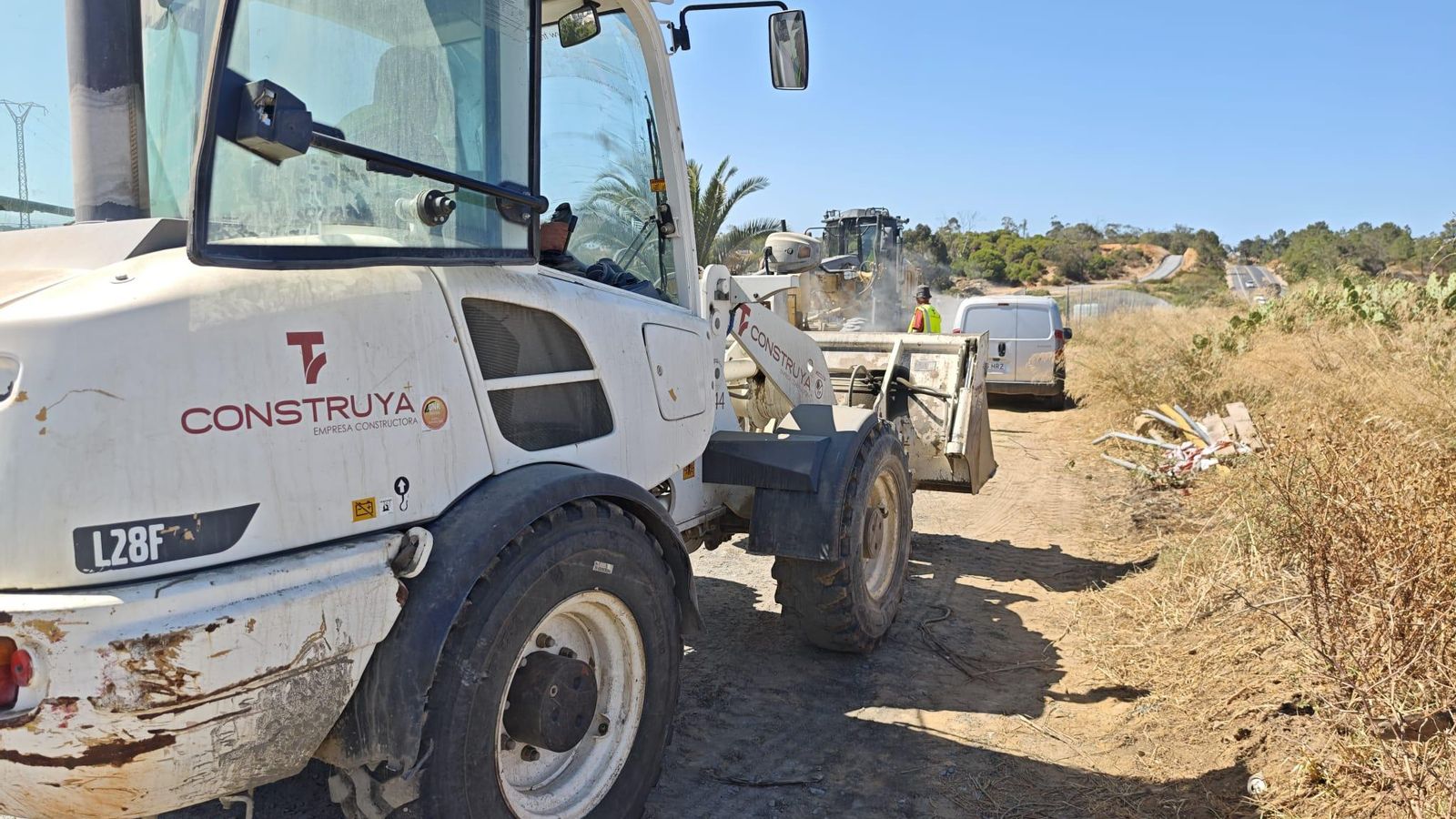 Maquinaria trabajando en el carril.
