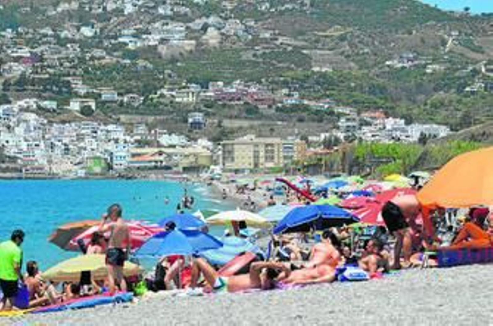 Algunas playas de la Costa Tropical dejaron estampas más propias de julio o agosto que de la fecha actual.