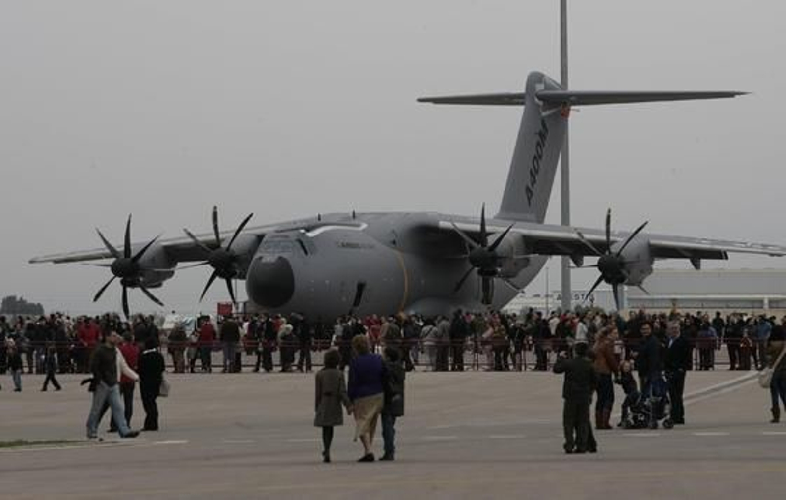 Airbus Military reunió en San Pablo y Tablada a 30.000 familiares y amigos de sus empleados en el denominado Día de la Familia, en el que visitaron las instalaciones de la empresa y diferentes aviones.

Foto: Juan Carlos Muñoz