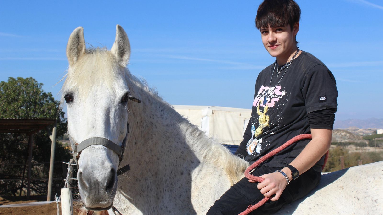 Marta Navarro Ros practica hípica desde los ocho años. En la foto está con Pandora, la que fue su primera yegua en el Club Hípico de Vera.