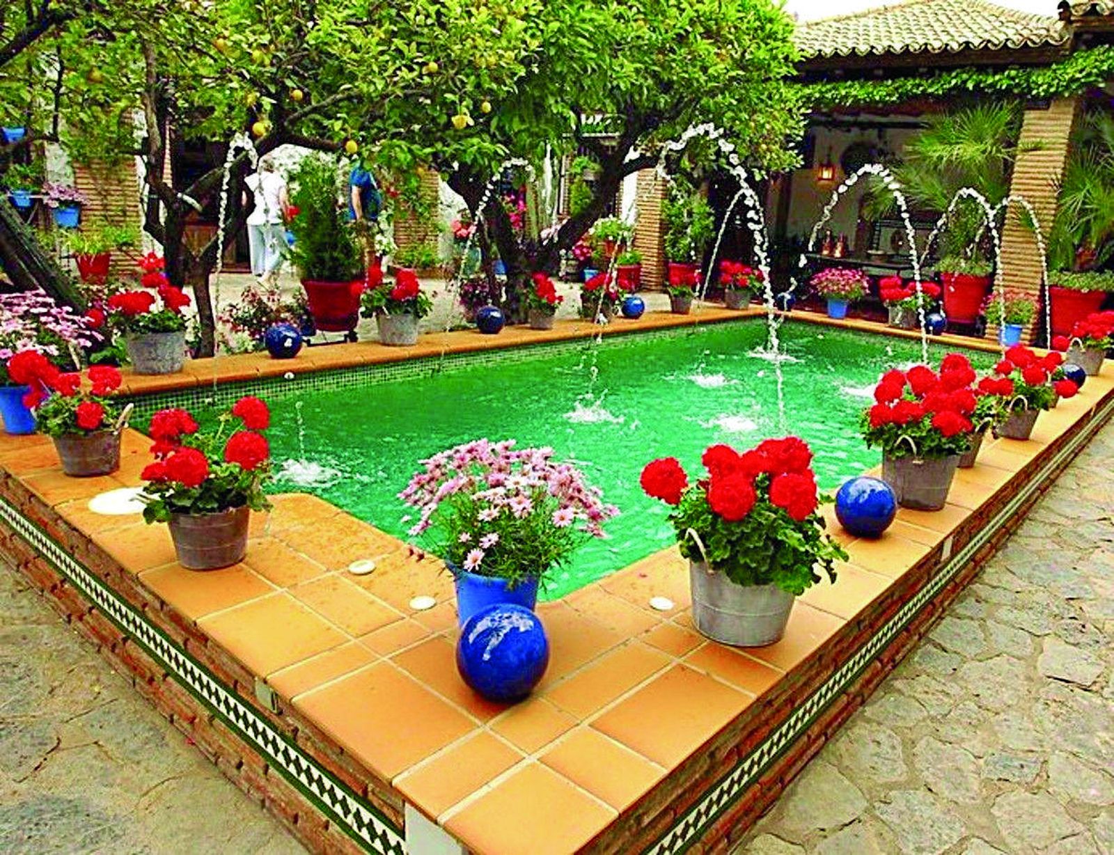 Patio de la calle Empresaria Teresa Córdoba s/n, de Rute.