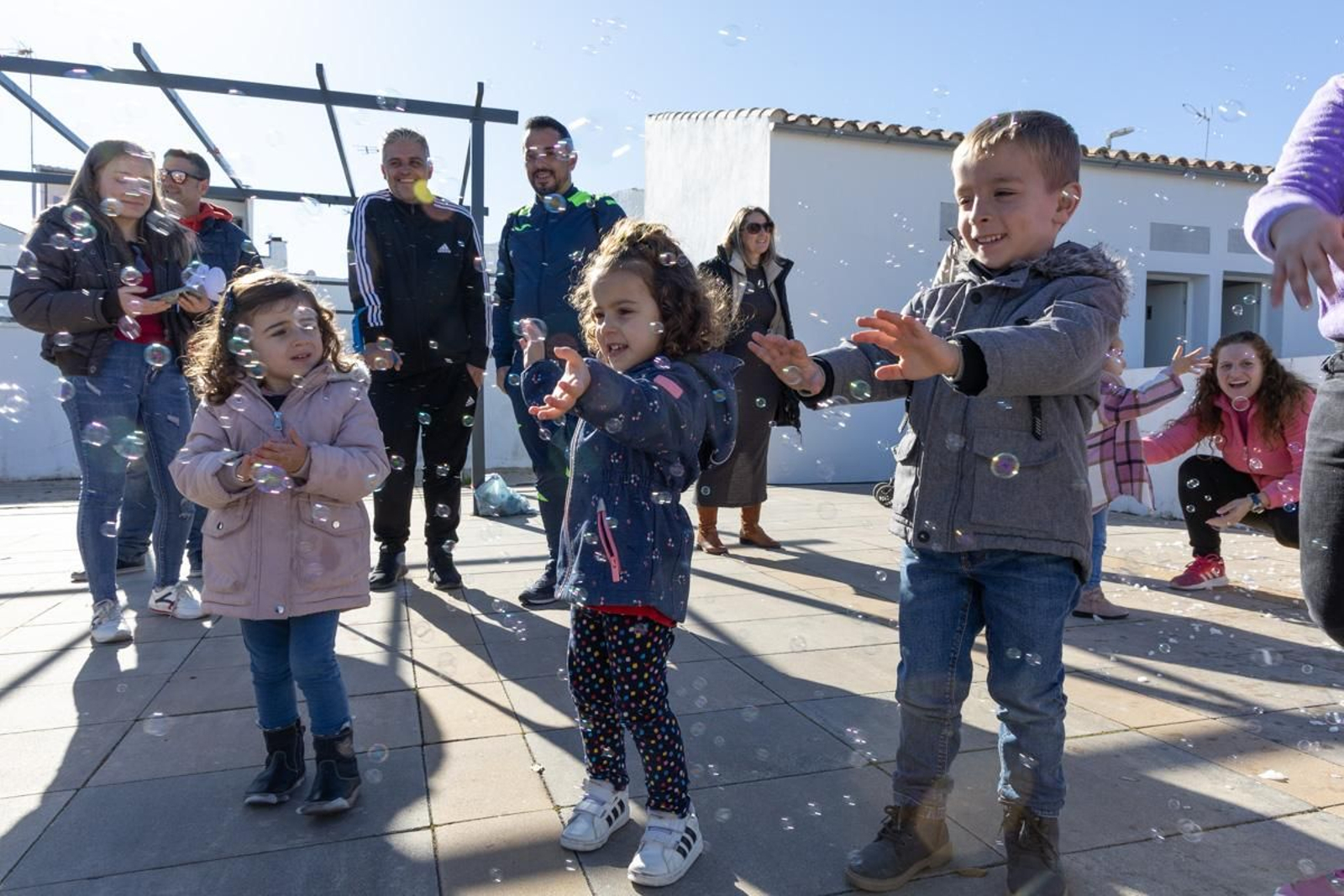 Chocolatada solidaria, caravana de coches, campanadas infantiles y juegos para los más pequeños en Monte Lope Álvarez