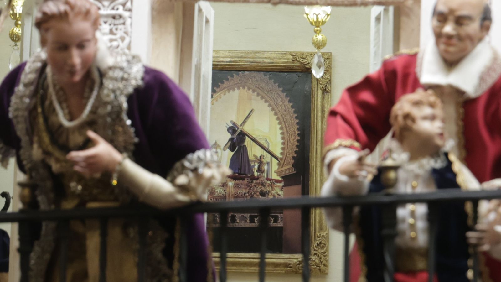 El balcón de la casa, con la foto del Señor pasando por la puerta principal.