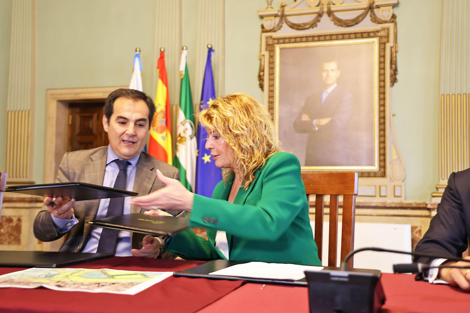 Imágenes de la firma del convenio para la cesión de los terrenos para la construcción de la Ciudad de la Justicia. Imágenes de la firma del convenio para la cesión de los terrenos para la construcción de la Ciudad de la Justicia.