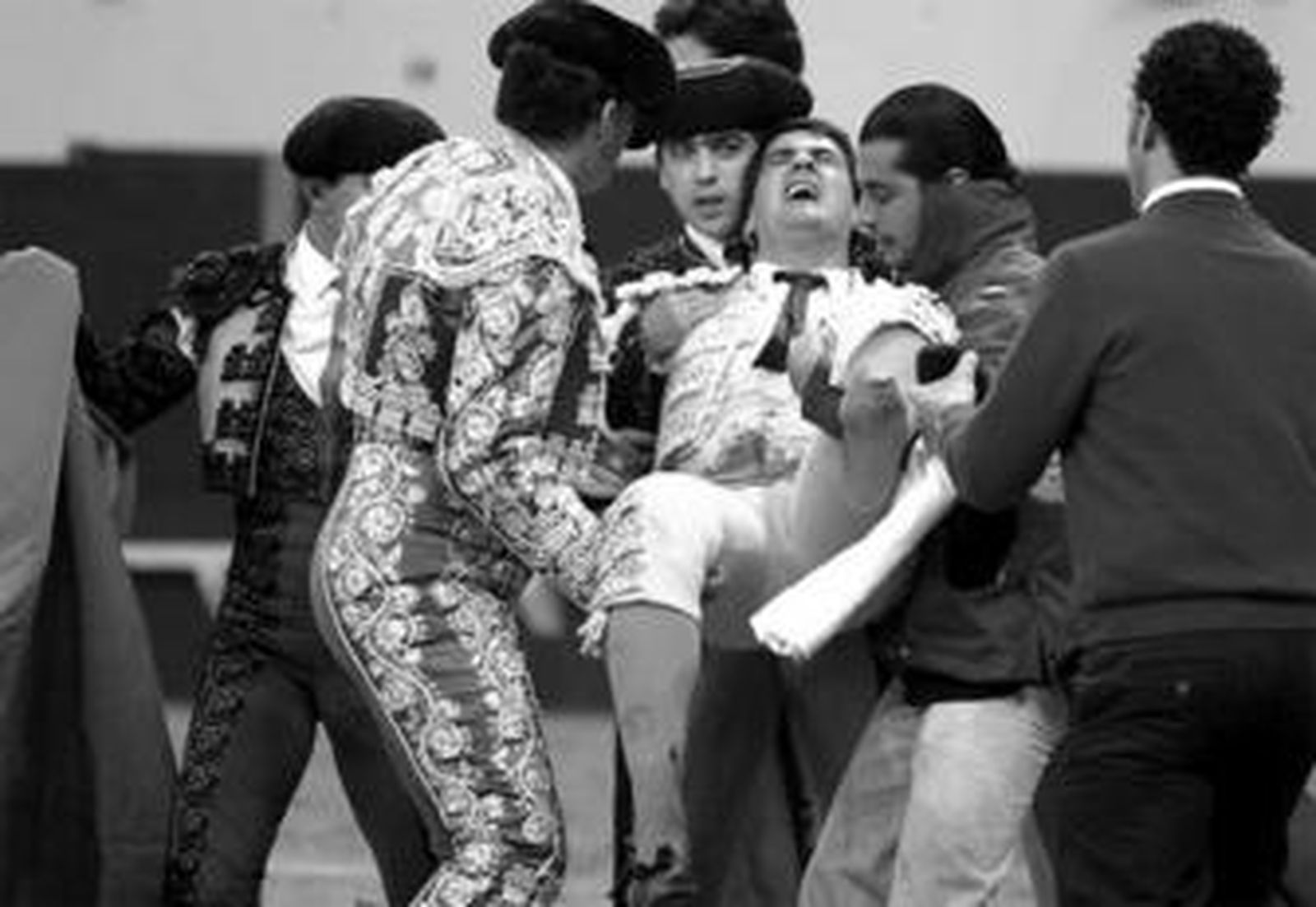 Jesulín de Ubrique, en brazos de las asistencias, muy dolorido, camino de la enfermería de la plaza de Elvas.