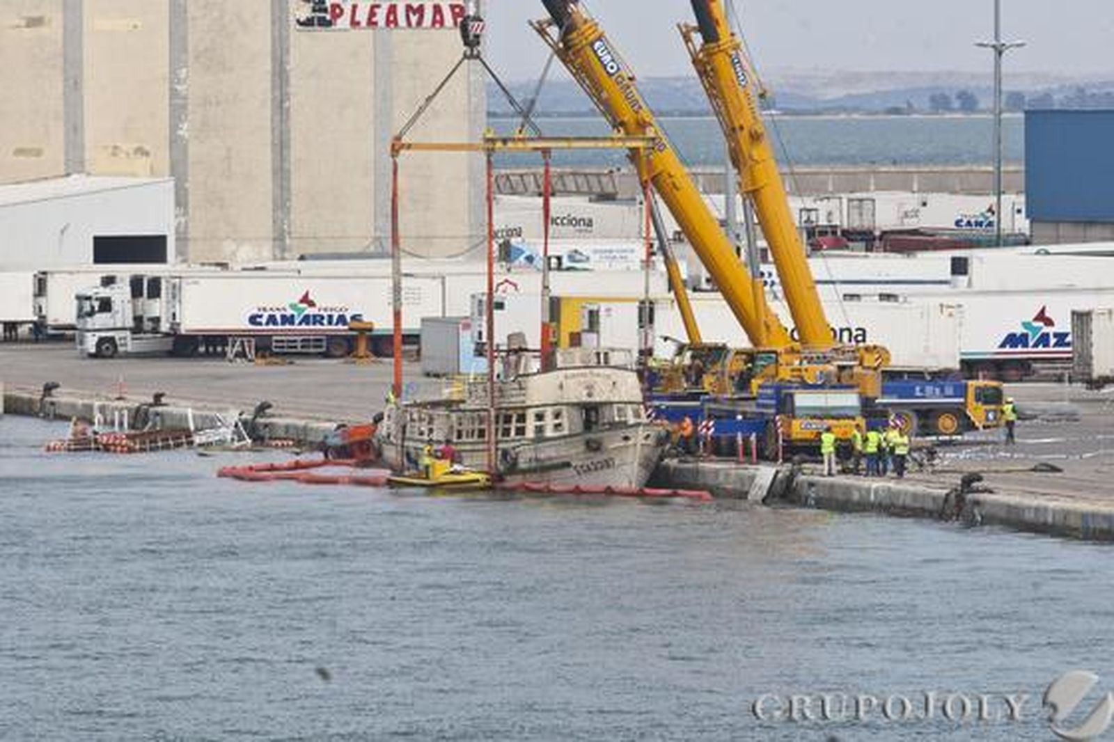 Las grúas sujetan la motonave en la superficie. 

Foto: Julio Gonzalez