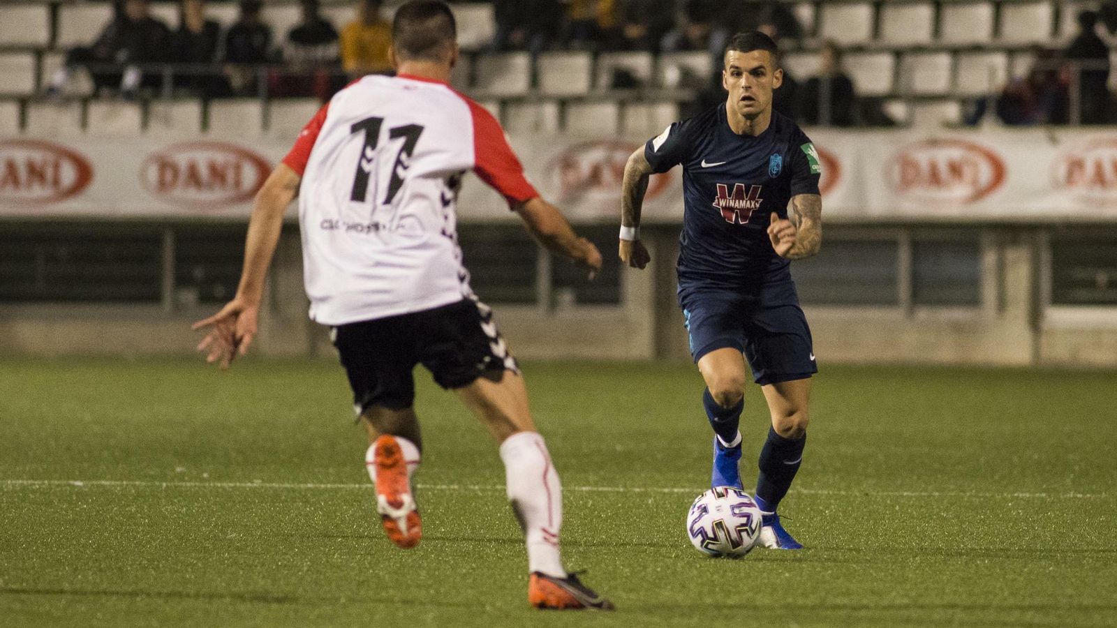 Álex Martínez conduce el cuero en el choque ante el Hospitalet