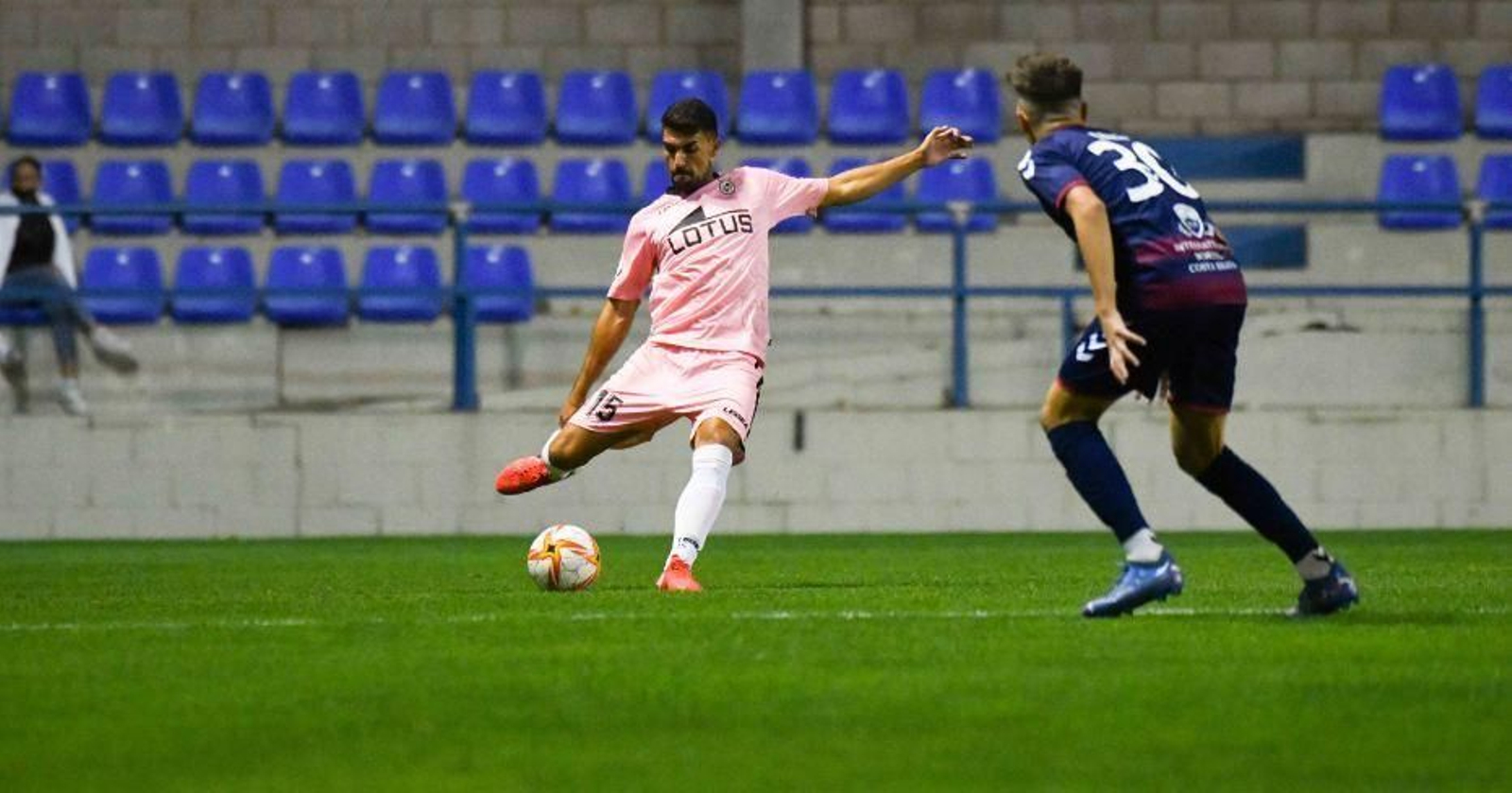 Borja López, sorprendente novedad en el once, golpea en presencia de Calatrava