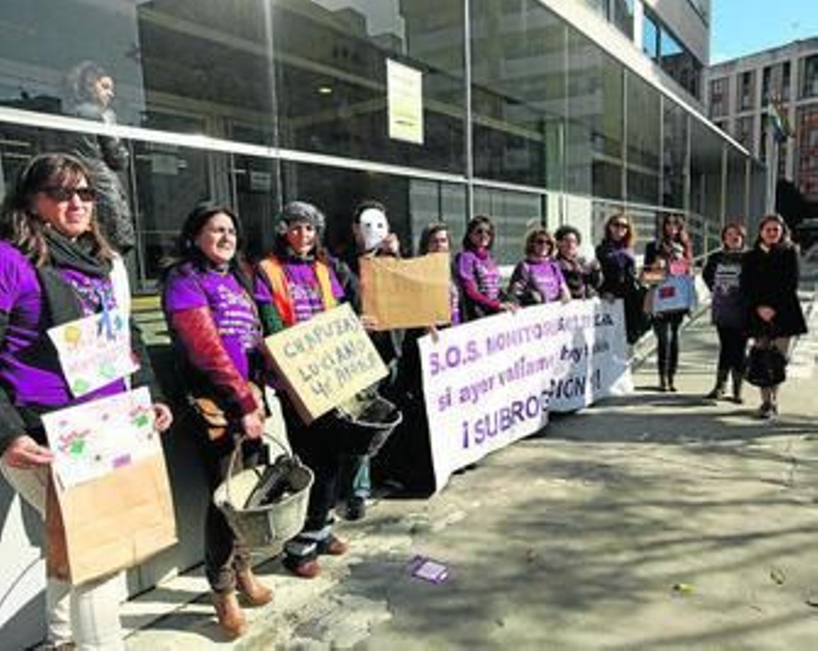 Monitores concentrados ayer ante la Delegación Territorial de Educación.