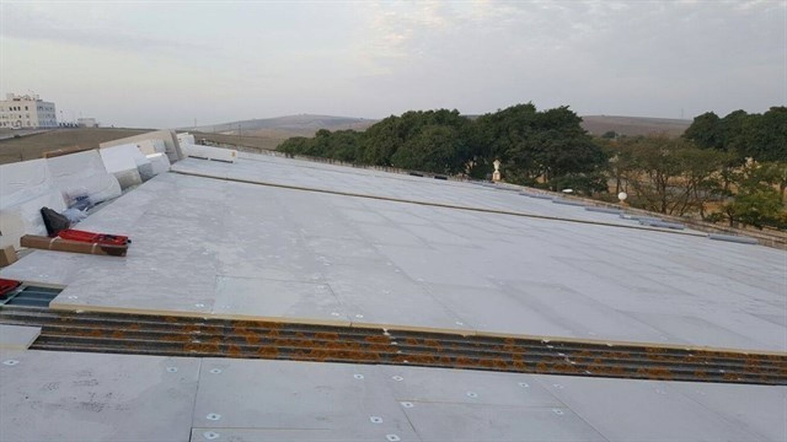 Imagen de la cubierta, ya reparada, del pabellón deportivo lebrijano.