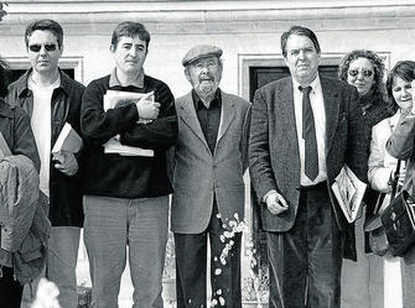 1. Caballero Bonald,  con algunos de los presentes en el congreso del Grupo Poético del 50, en 1999 (PASCUAL). 2. Bonald  brinda a su entrada en González Byass en su 80º cumpleaños con el expresidente de la Junta, Manuel Chaves, y la exalcaldesa Pilar Sánchez (V. LOBO). 3. Los directores de cine Rafael Azcona y Carlos Saura, con el actor Juan Diego, en el IV Congreso de Literatura y Cine (Efe). 4. Bardem, en la Fundación Caballero Bonald.