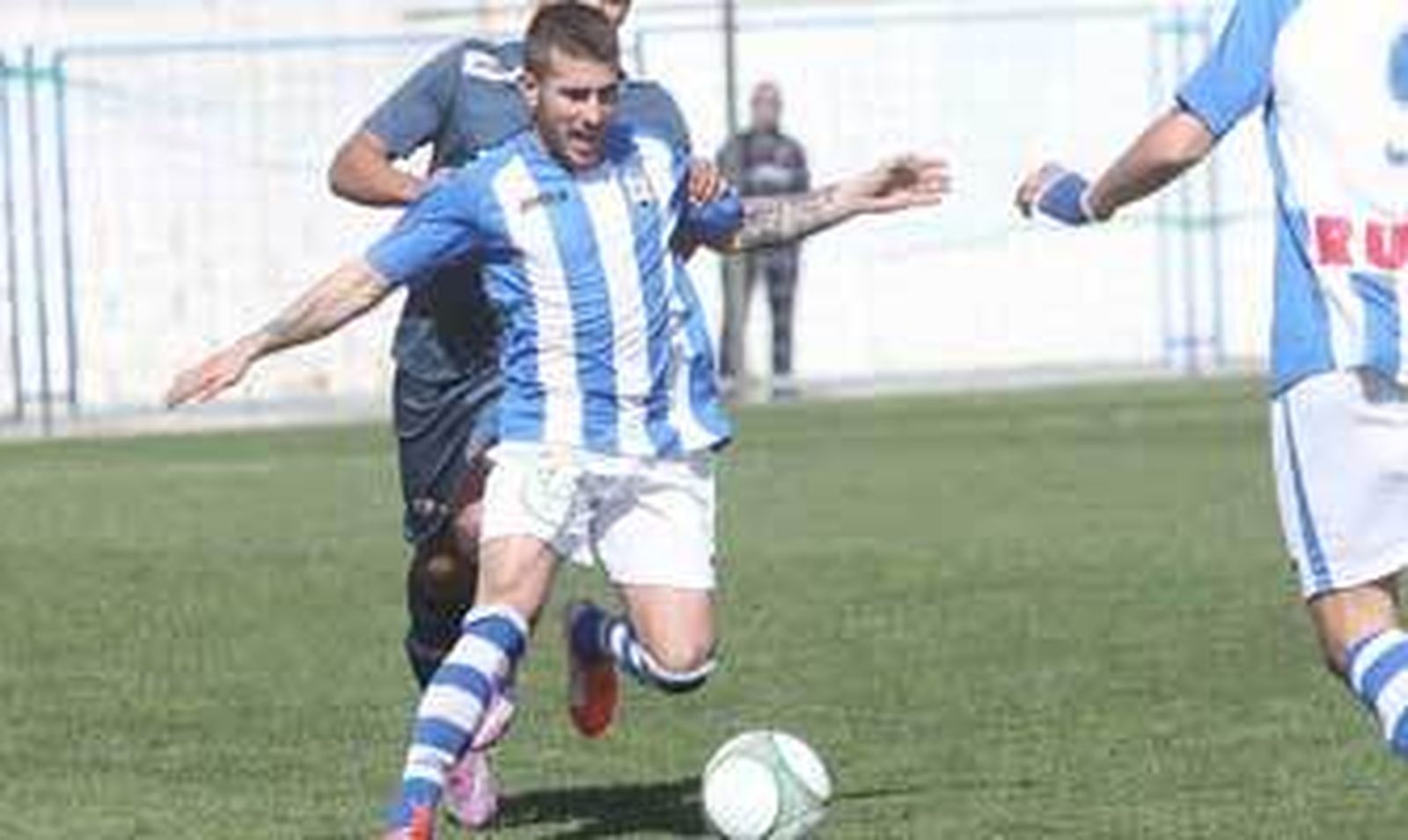 Juanma Carrasco, en el partido ante el Mazagón en el Campo de La Juventud. /Vanesa Lobo