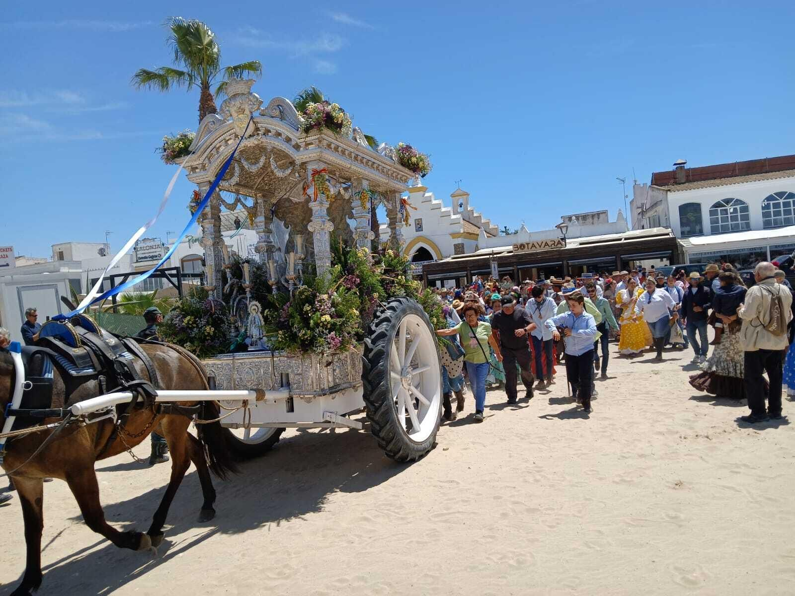 Rocío 2024: Imágenes del Primer día de embarque de romeros en Bajo de Guía en Sanlúcar