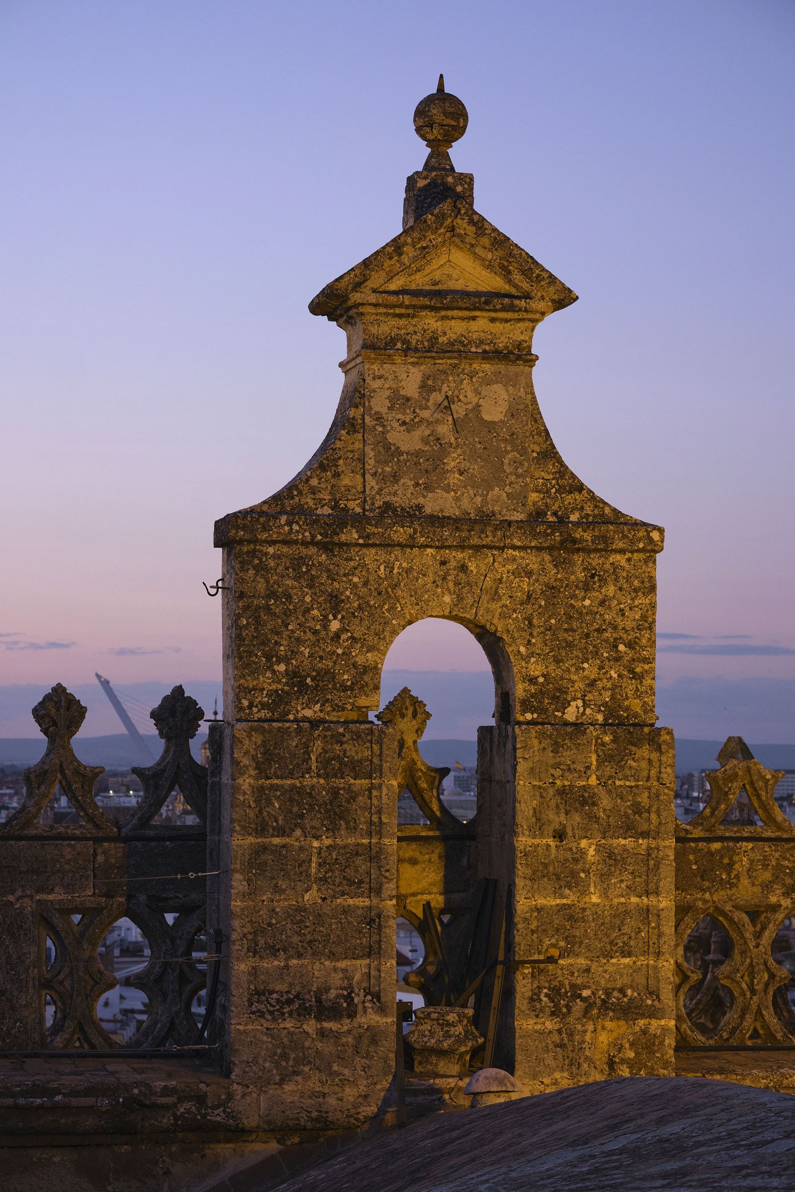 Recorrido de la visita por las cubiertas de la Catedral de Sevilla, al atardecer