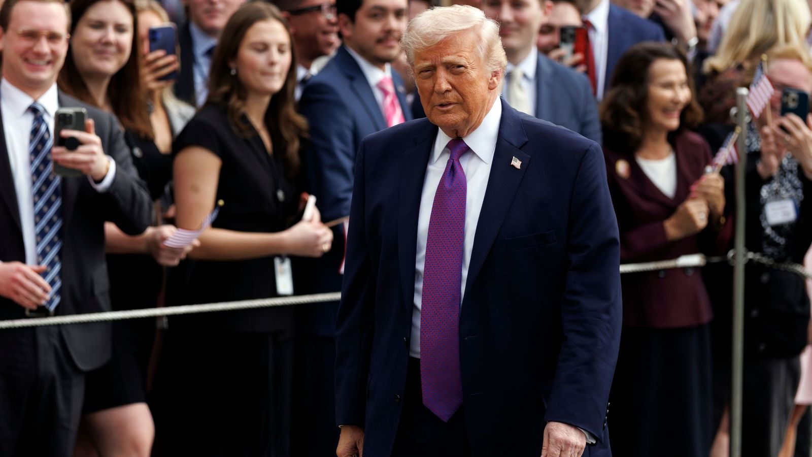 El presidente de Estados Unidos, Donald Trump, sale de la Casa Blanca, Washington