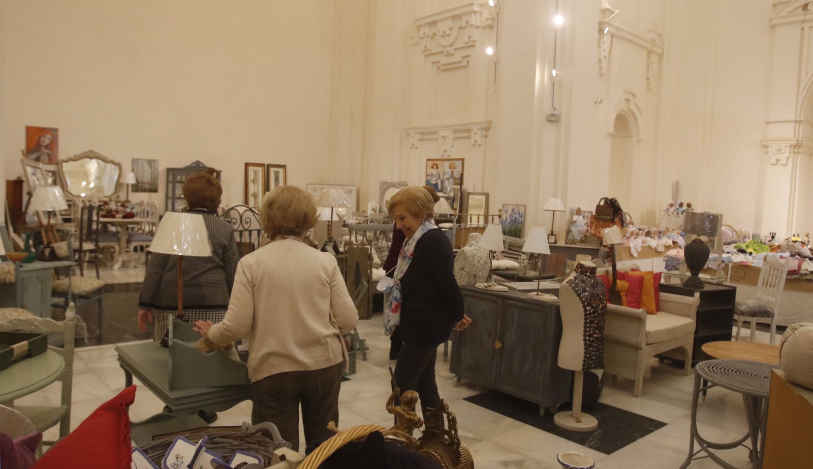 Así es el Baratillo de Primavera de Adevida en Córdoba, en imágenes