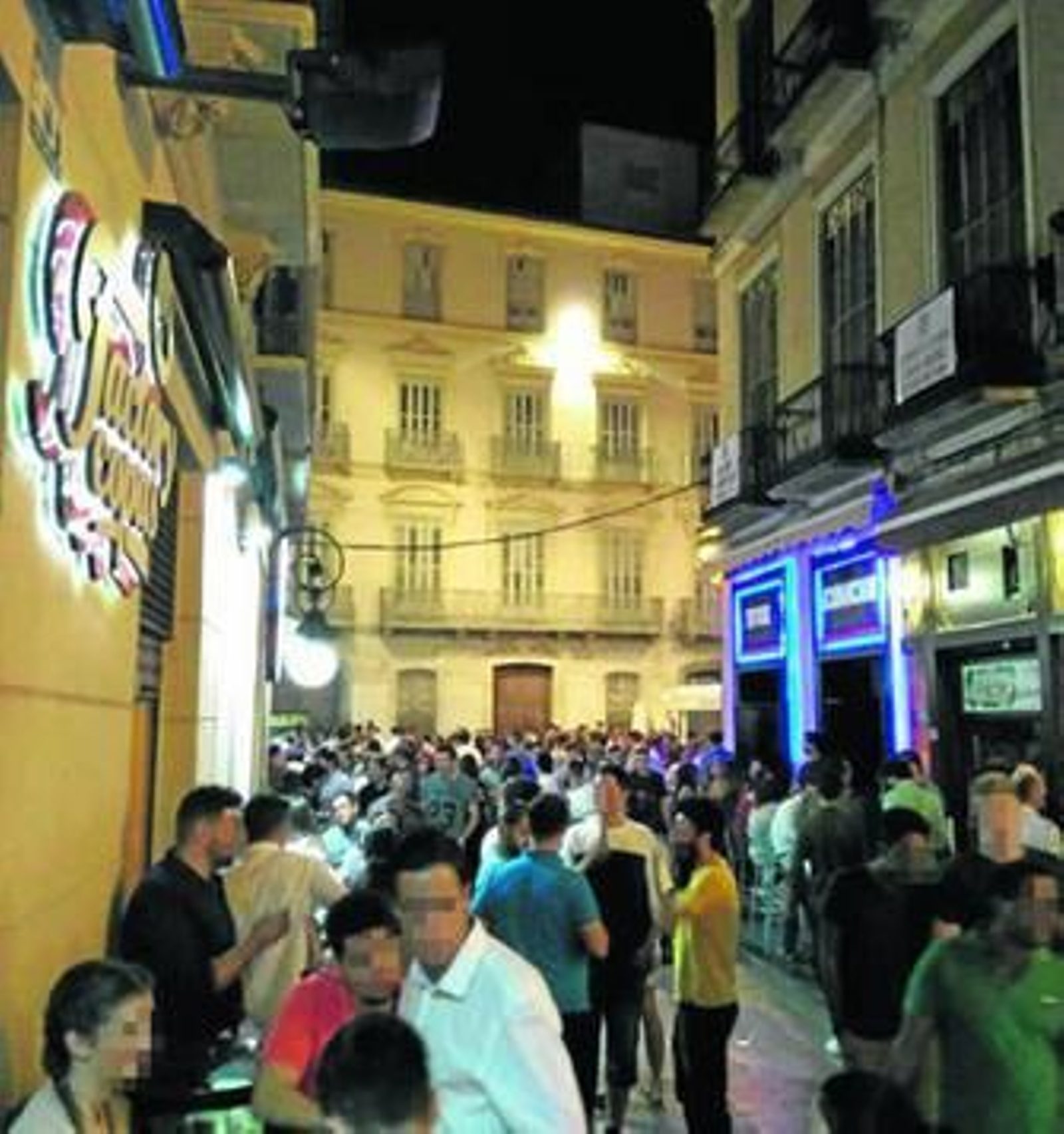 Los bares de Mitjana colocaron carteles en defensa de su negocio en la plaza.