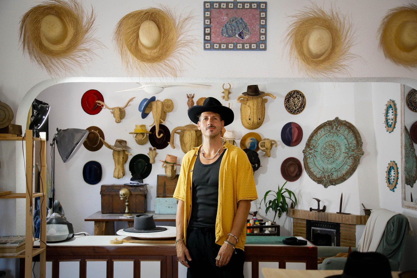 Imágenes del proceso creativo en sombreros de Alejandro Mateo