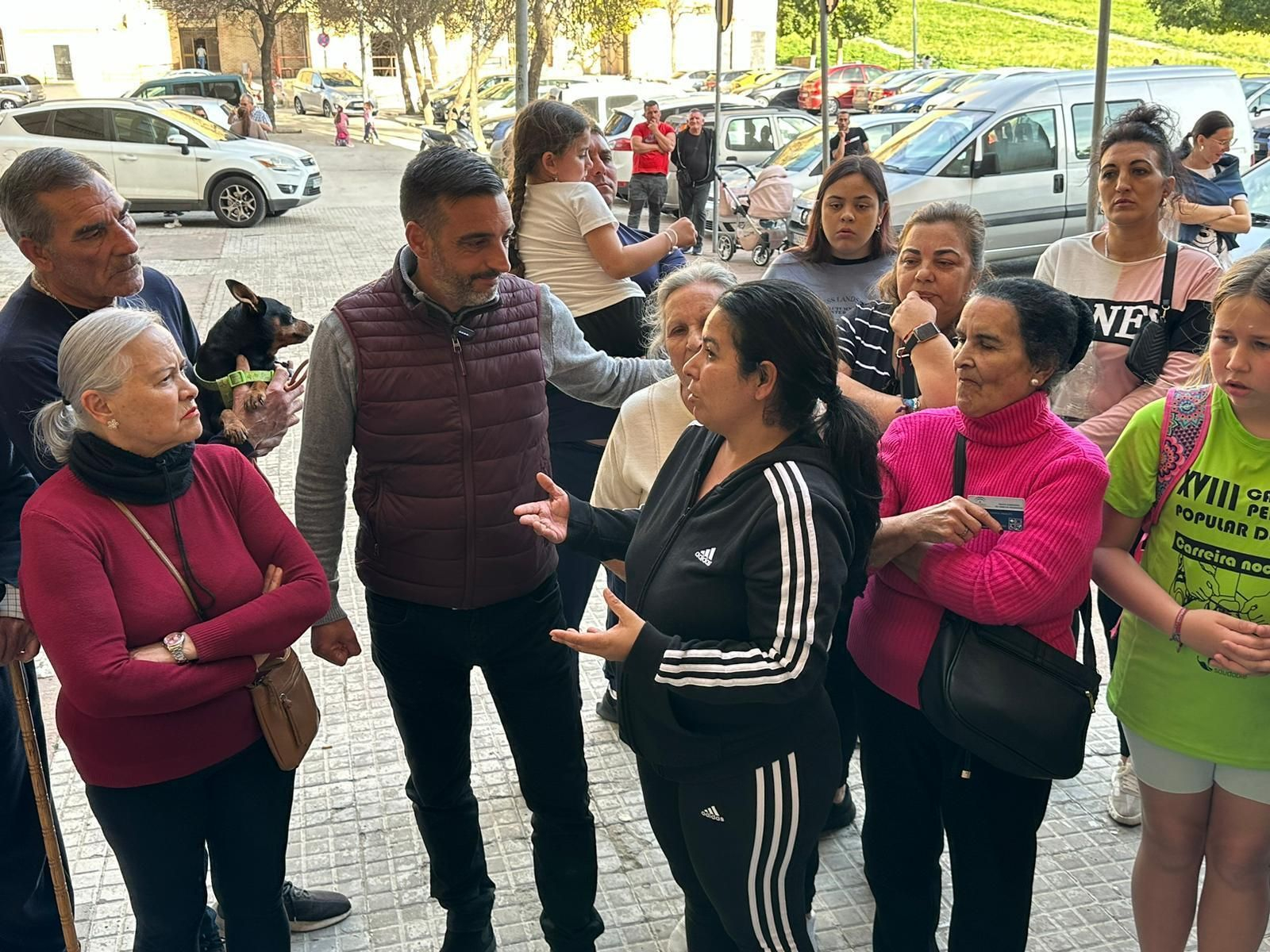 El socialista José Antonio Díaz visita a los vecinos afectados por la avería del ascensor en el Mopu. El socialista José Antonio Díaz visita a los vecinos afectados por la avería del ascensor en el Mopu.