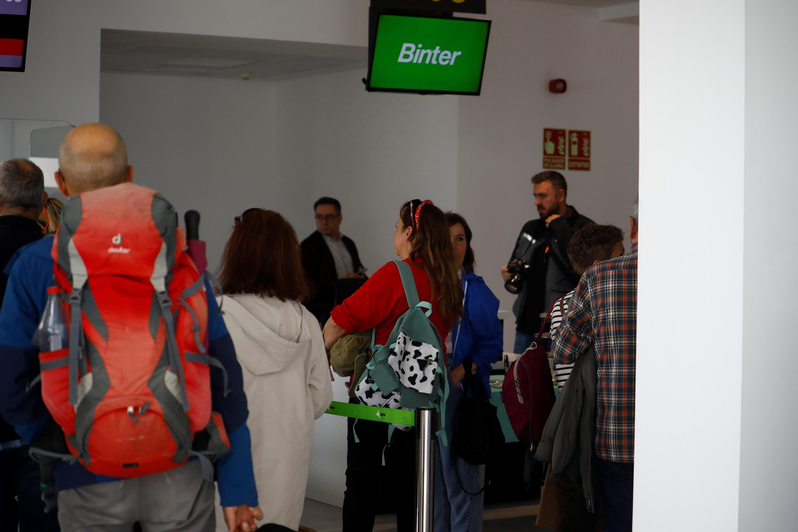 El aeropuerto de Córdoba recibe el primer vuelo de Binter desde Canarias, en imágenes