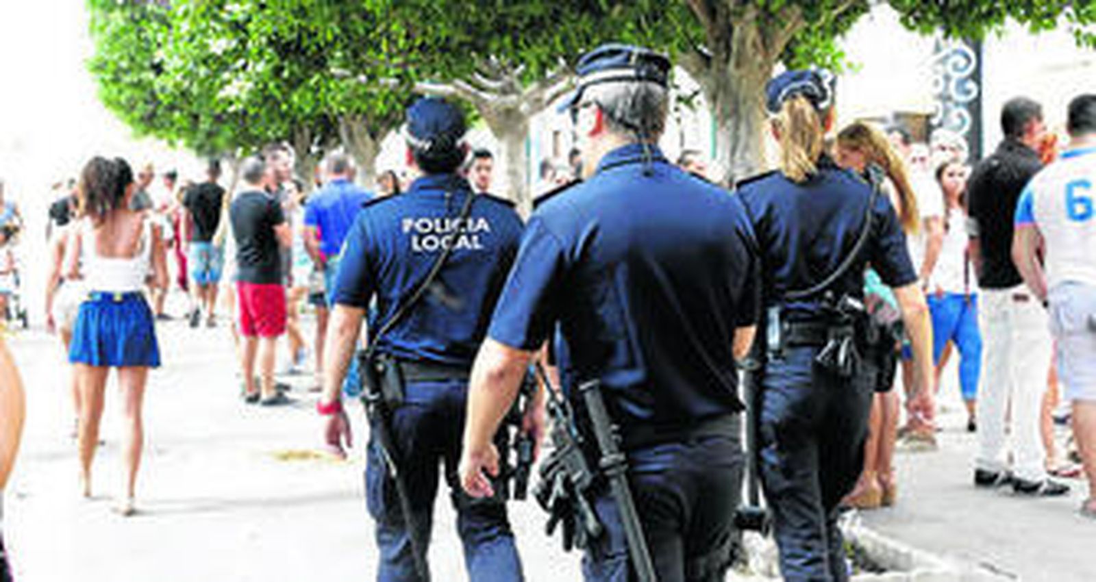 Varios policías en Cortijo de Torres durante la Feria.