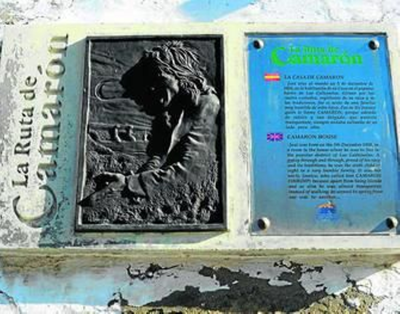 Placa de la Ruta de Camarón, colocada en la fachada de la casa donde nació el cantaor isleño.