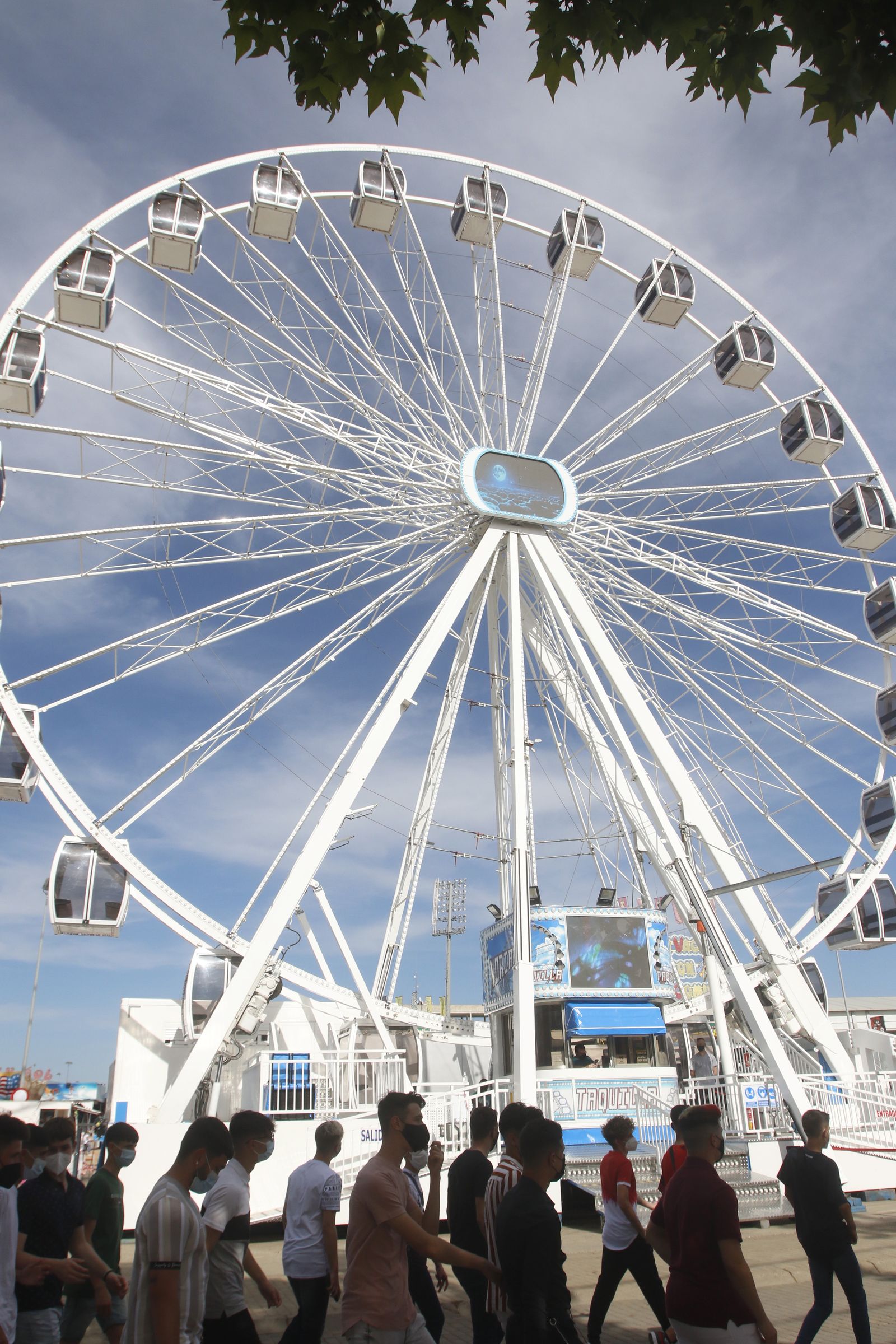 Primera jornada en el parque de atracciones de El Arenal, en imágenes